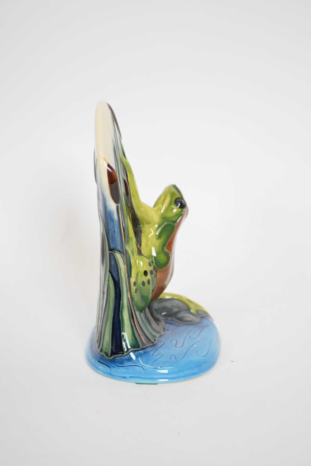 Moorcroft model of a frog on blue oval base by Emma Bossons, 14cm high - Bild 5 aus 5
