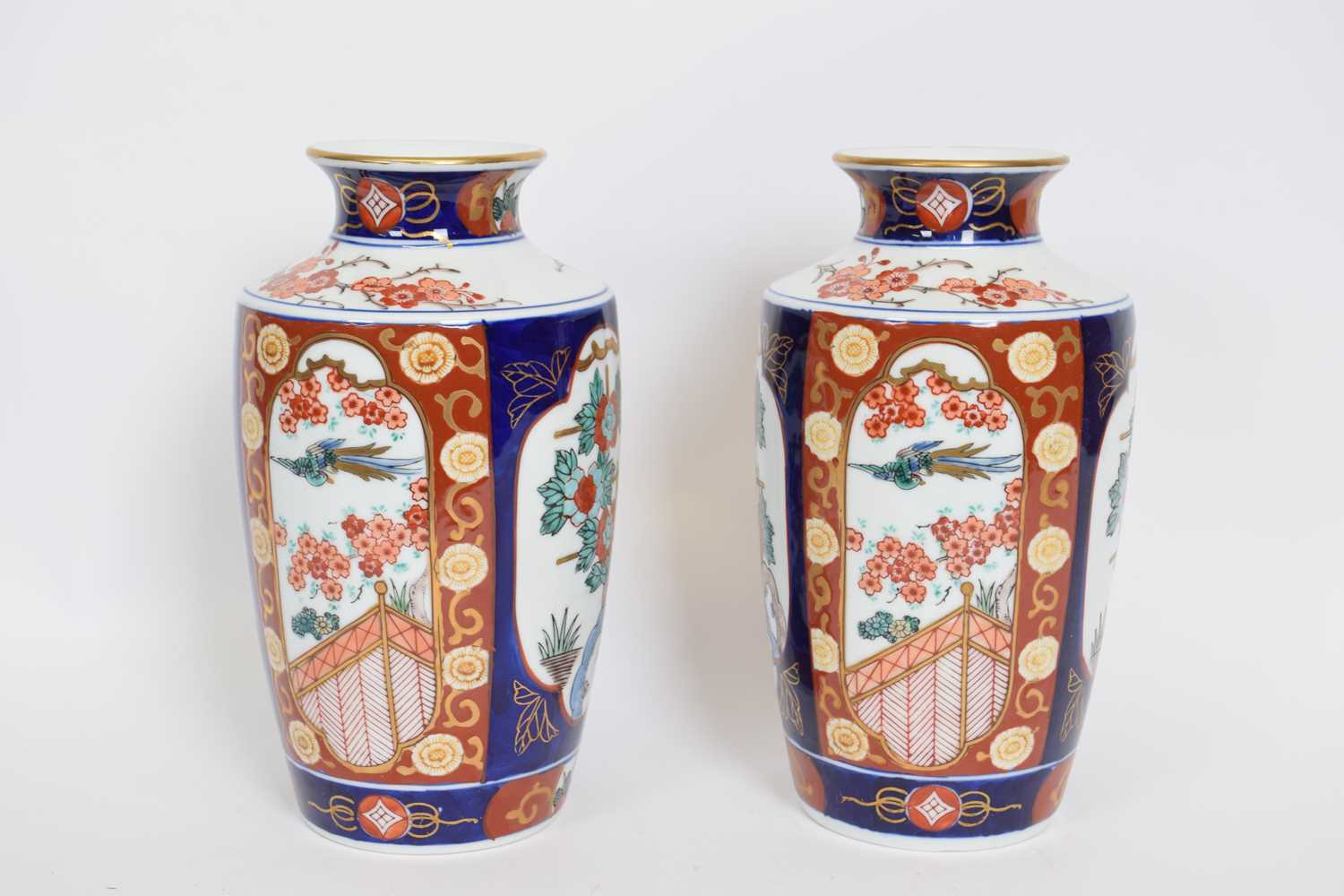 Pair of modern Japanese porcelain Imari type vases, 30cm high (2) - Bild 3 aus 6