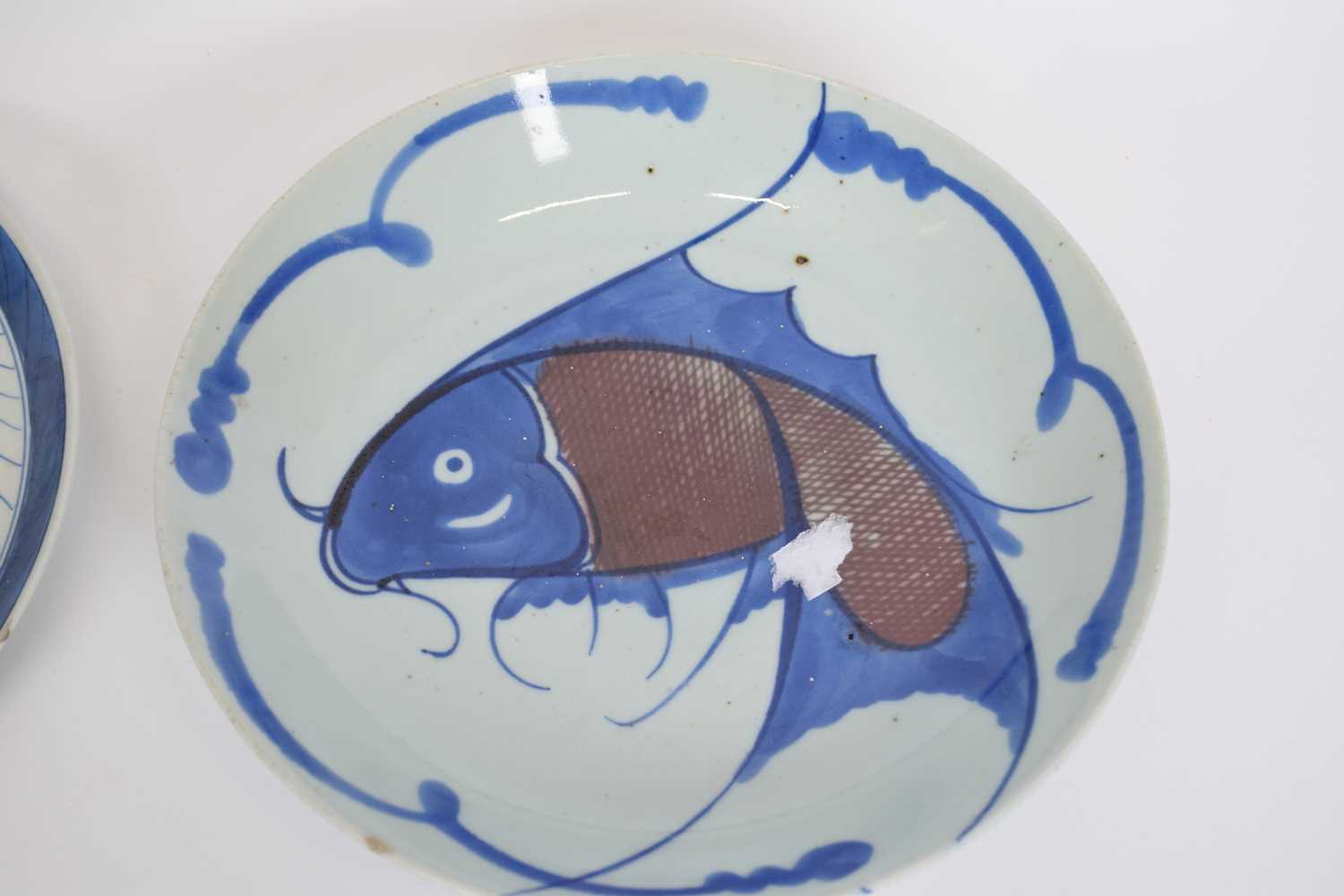 Chinese porcelain late 19th century Guangxu bowl decorated with a fish and further plate with blue - Bild 3 aus 5