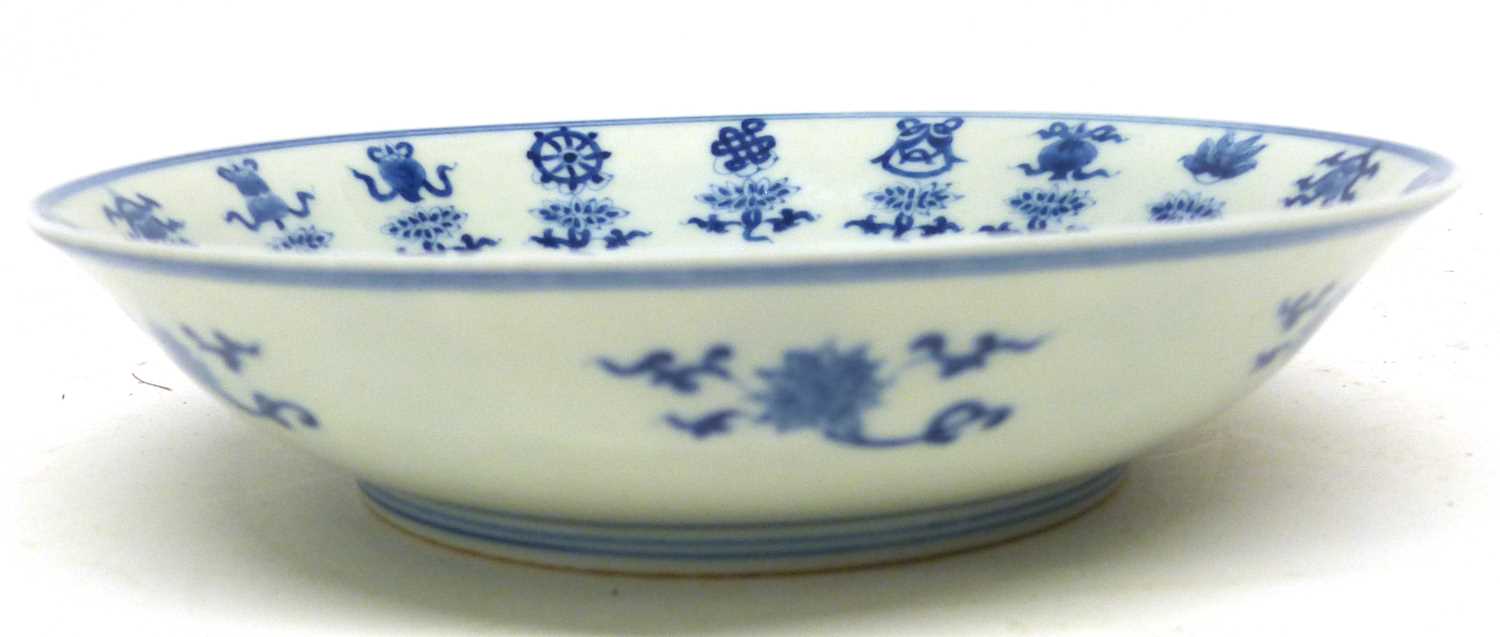 Chinese porcelain small dish, marked Qianlong period, with blue and white design of Chinese - Bild 4 aus 4