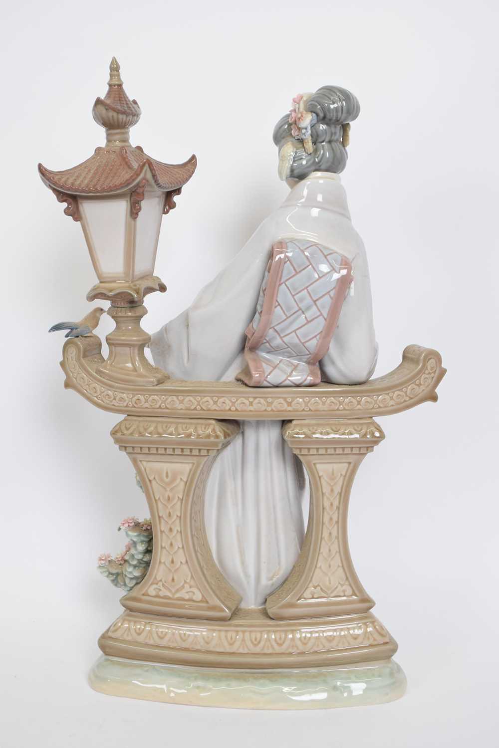 Large Lladro figure of a Japanese lady with fan standing against a lantern on shaped base, 40cm - Bild 3 aus 4