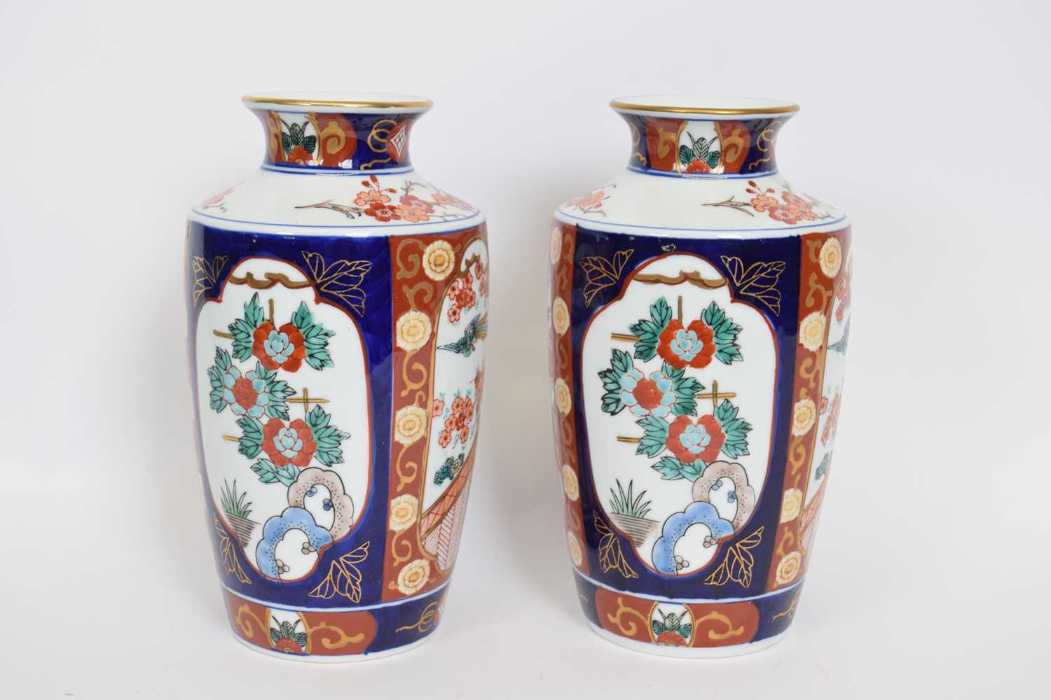 Pair of modern Japanese porcelain Imari type vases, 30cm high (2) - Bild 2 aus 6