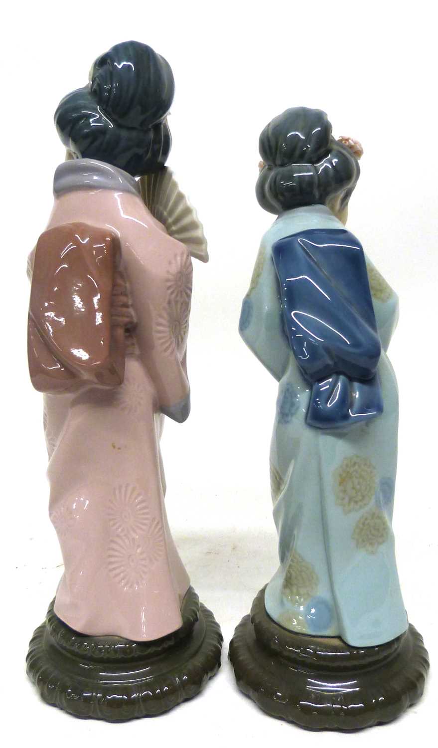 Two Lladro figures of Japanese children, tallest 30cm high (2) - Bild 4 aus 6