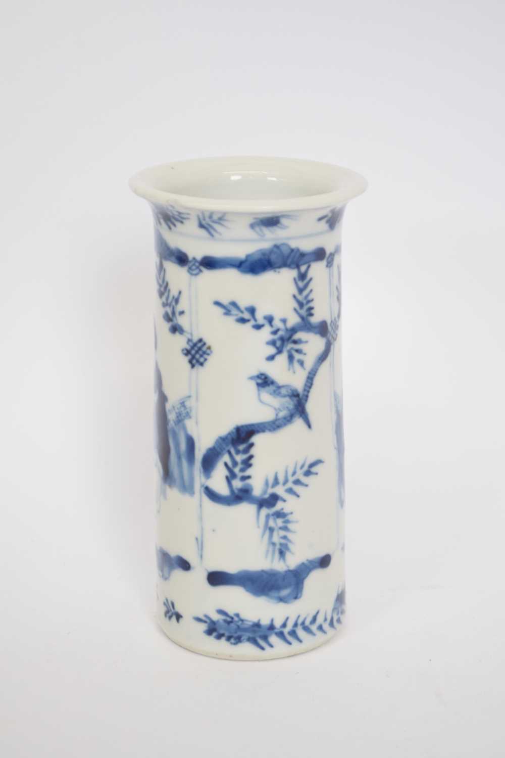19th century Chinese porcelain cylindrical vase decorated with ladies reading with a bird on a - Bild 4 aus 6