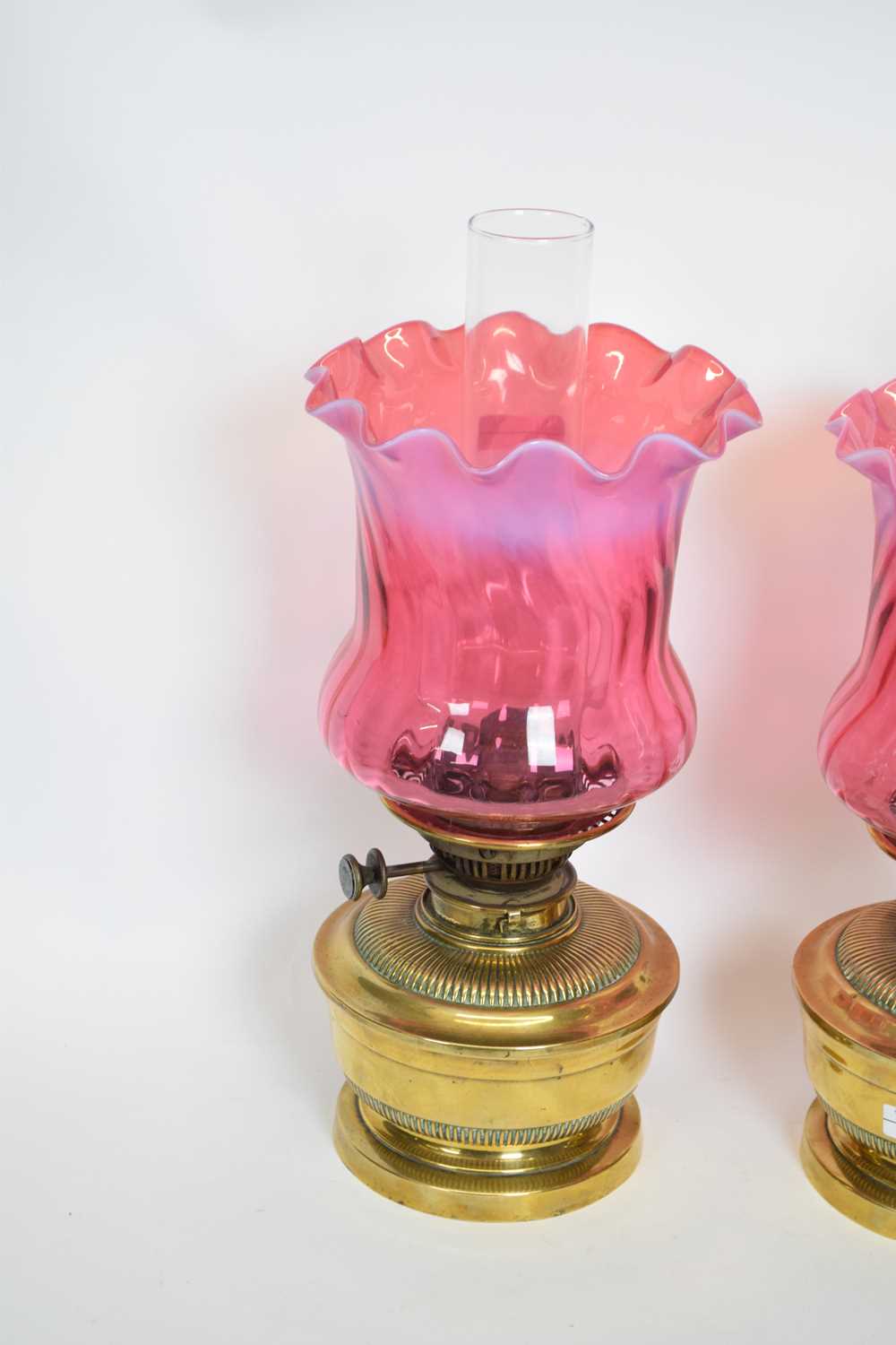 Pair of oil lamps with red vaseline type shades and brass reservoirs, 37cm high (2) - Bild 3 aus 3