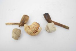 Quantity of clay pipes and replacements, including a pipe end celebrating Dick Whittington with