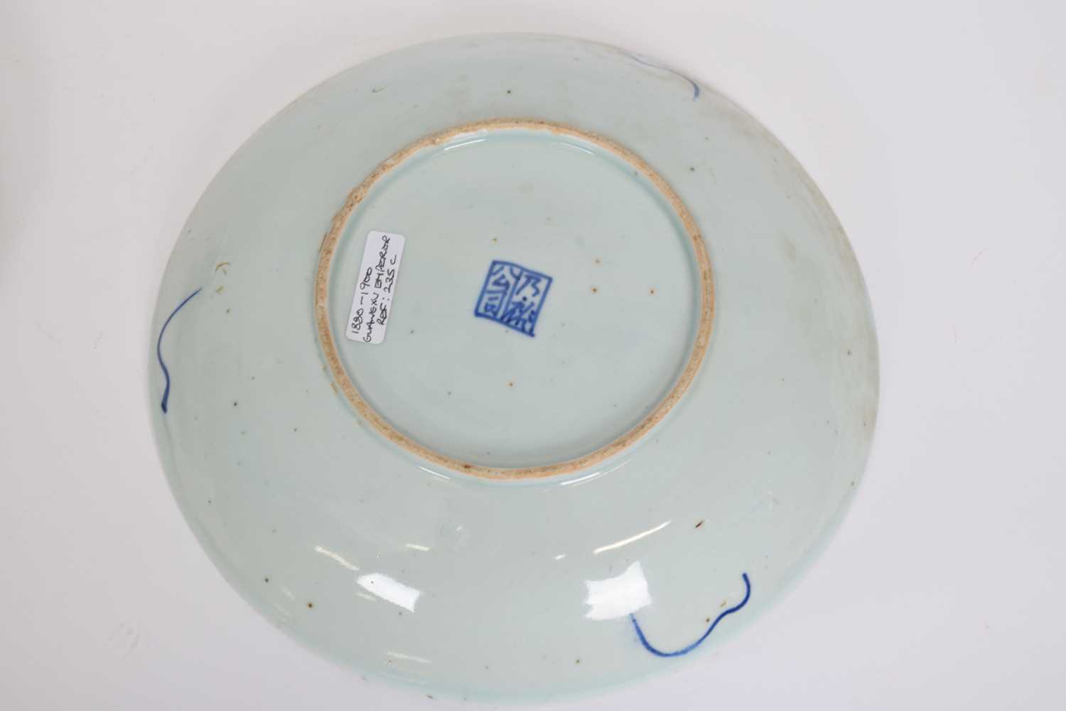 Chinese porcelain late 19th century Guangxu bowl decorated with a fish and further plate with blue - Bild 4 aus 5