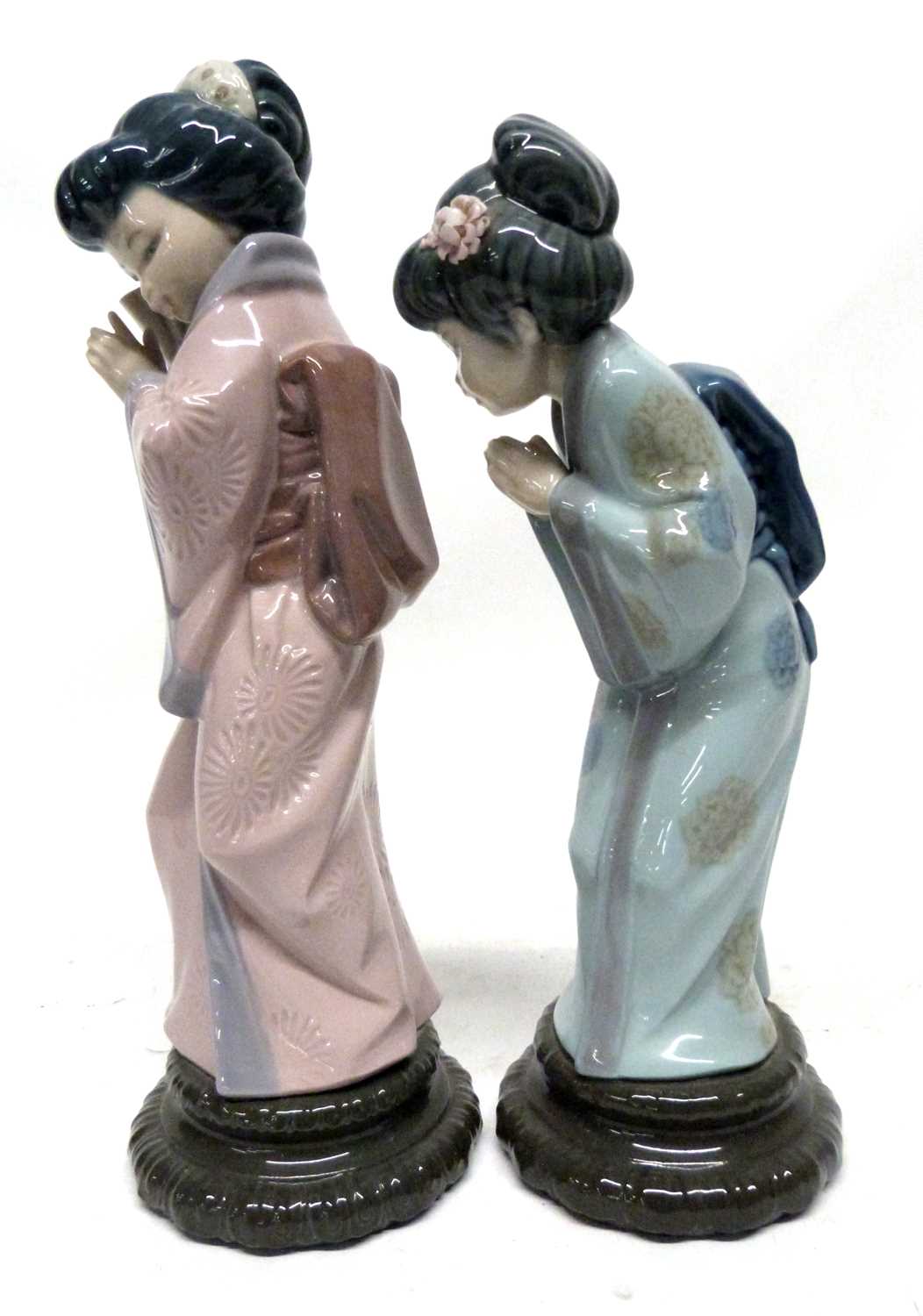 Two Lladro figures of Japanese children, tallest 30cm high (2) - Bild 3 aus 6