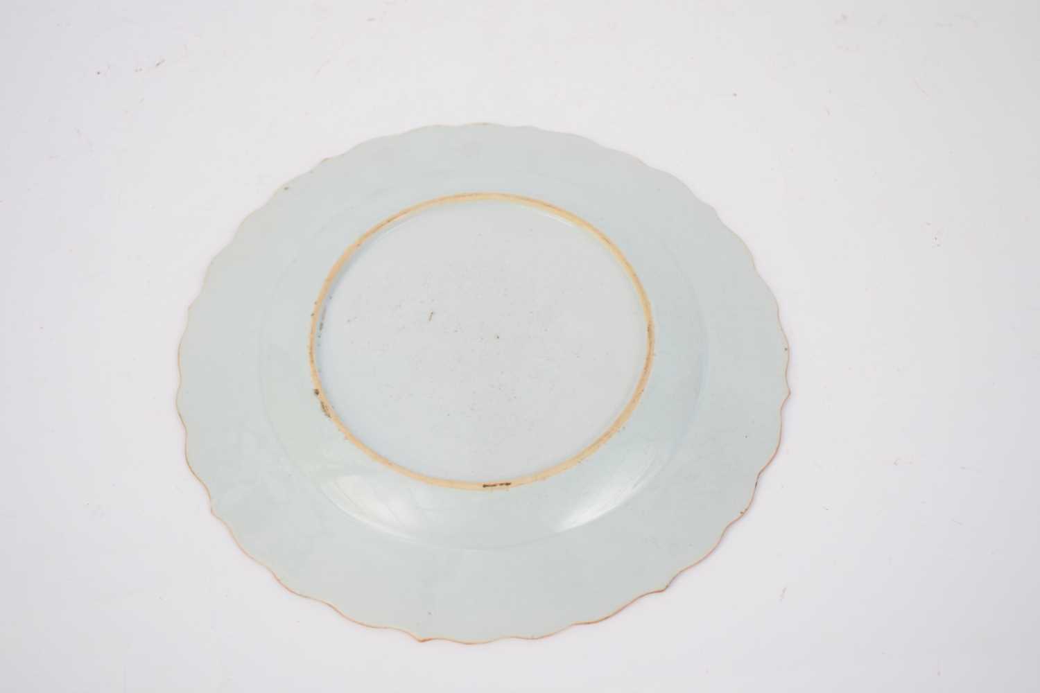 18th century Chinese porcelain plate, early Qianlong period, with shaped rim and polychrome - Bild 3 aus 3