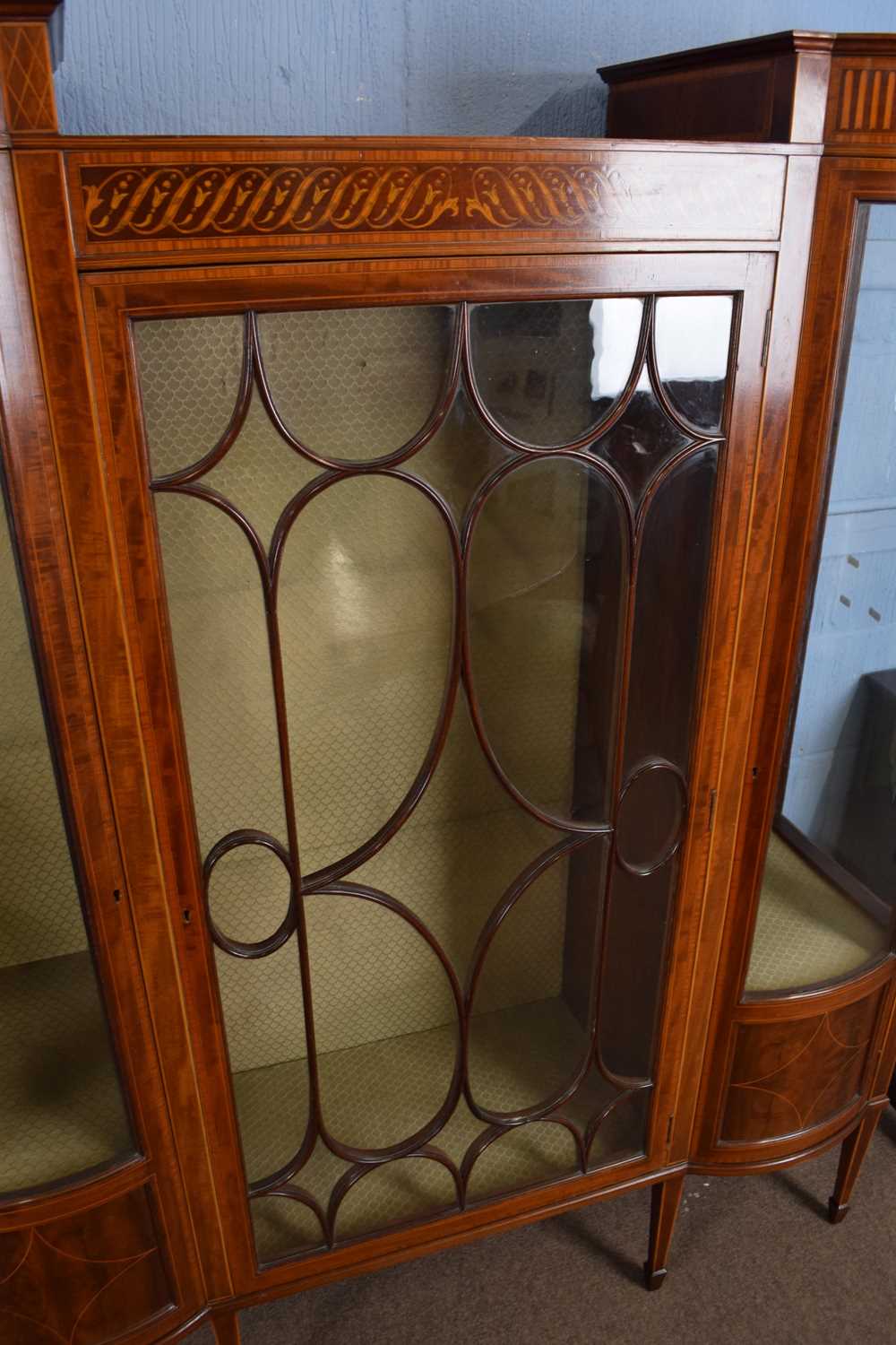 Good quality Edwardian mahogany display cabinet with bowed doors and a central door with strung