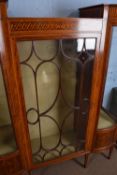 Good quality Edwardian mahogany display cabinet with bowed doors and a central door with strung