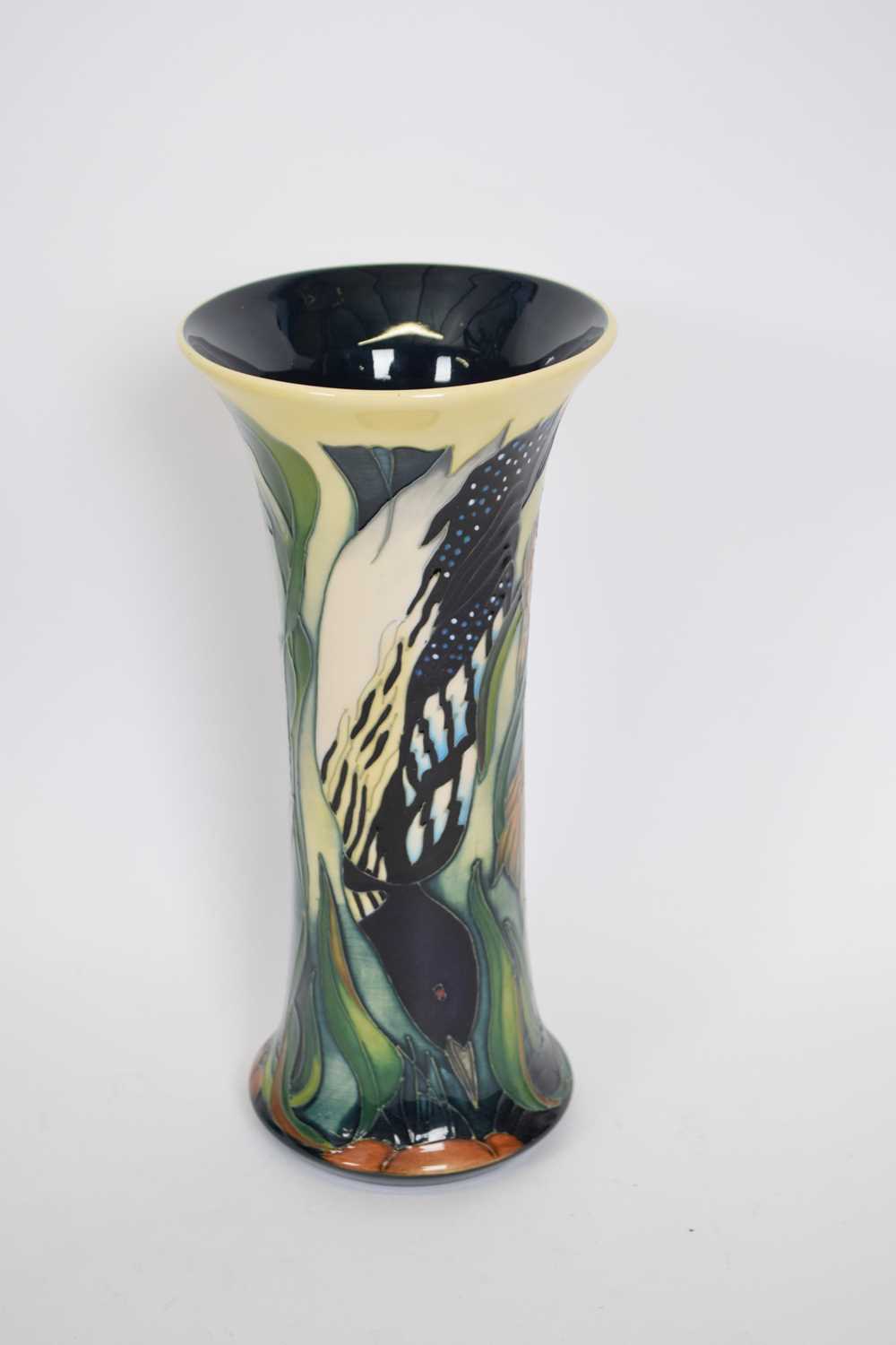 Moorcroft trumpet vase decorated with a fish and kingfisher in polychrome tube lined design, the - Bild 2 aus 5