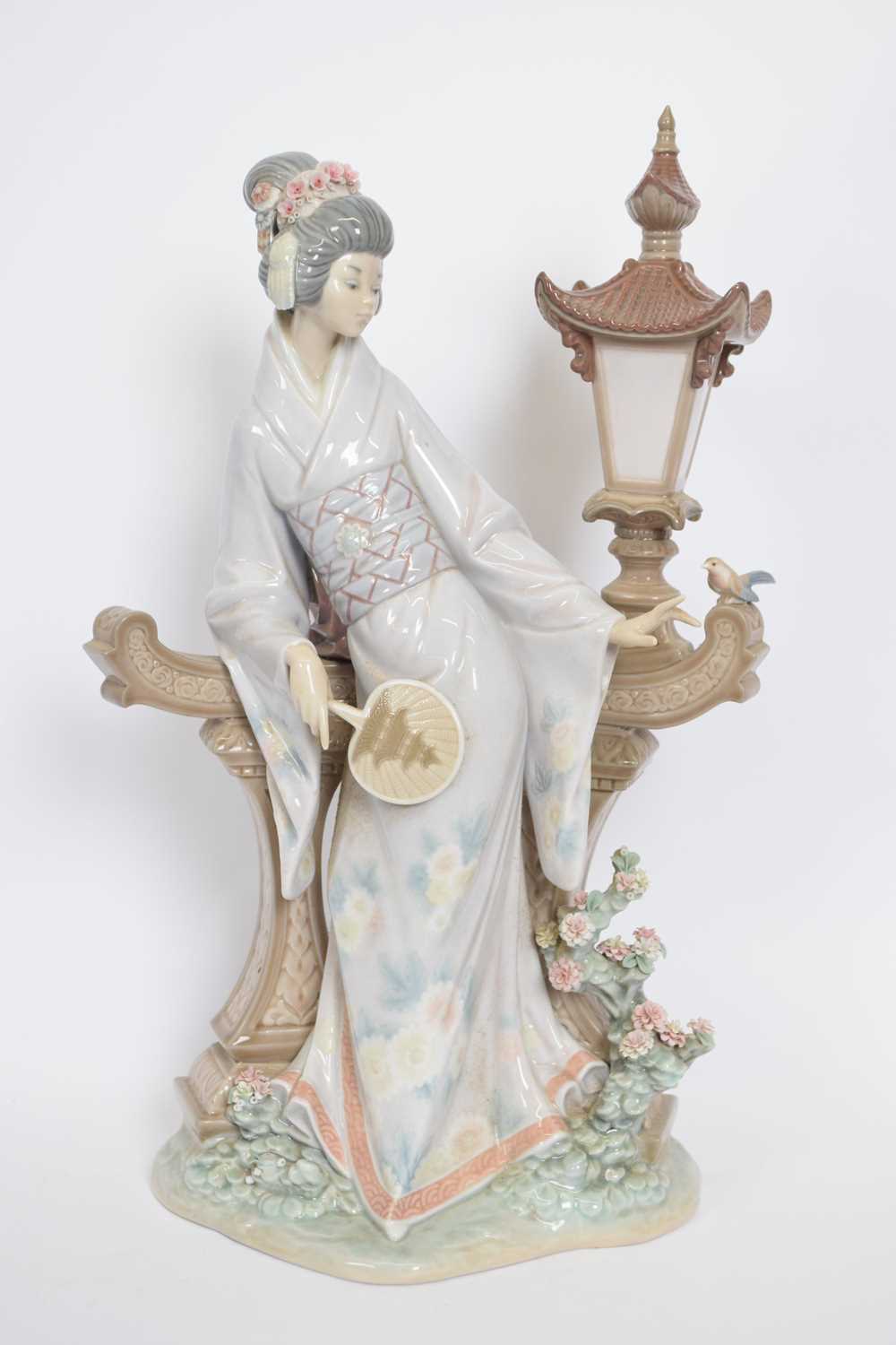 Large Lladro figure of a Japanese lady with fan standing against a lantern on shaped base, 40cm - Bild 2 aus 4