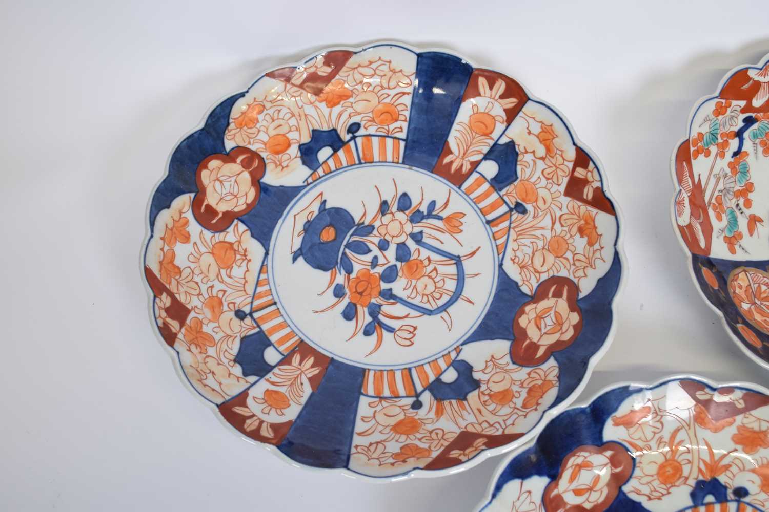 Four Japanese porcelain Imari style dishes with scalloped rims, 30cm diam (4) - Bild 2 aus 3