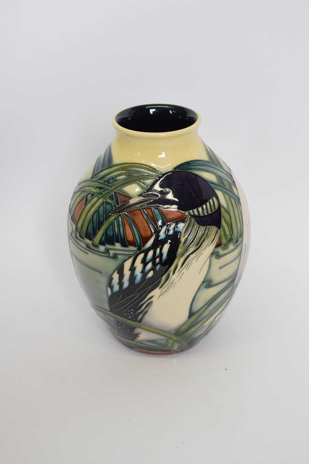 Moorcroft vase with tube lined decoration of two ducks, 22cm high - Bild 4 aus 5