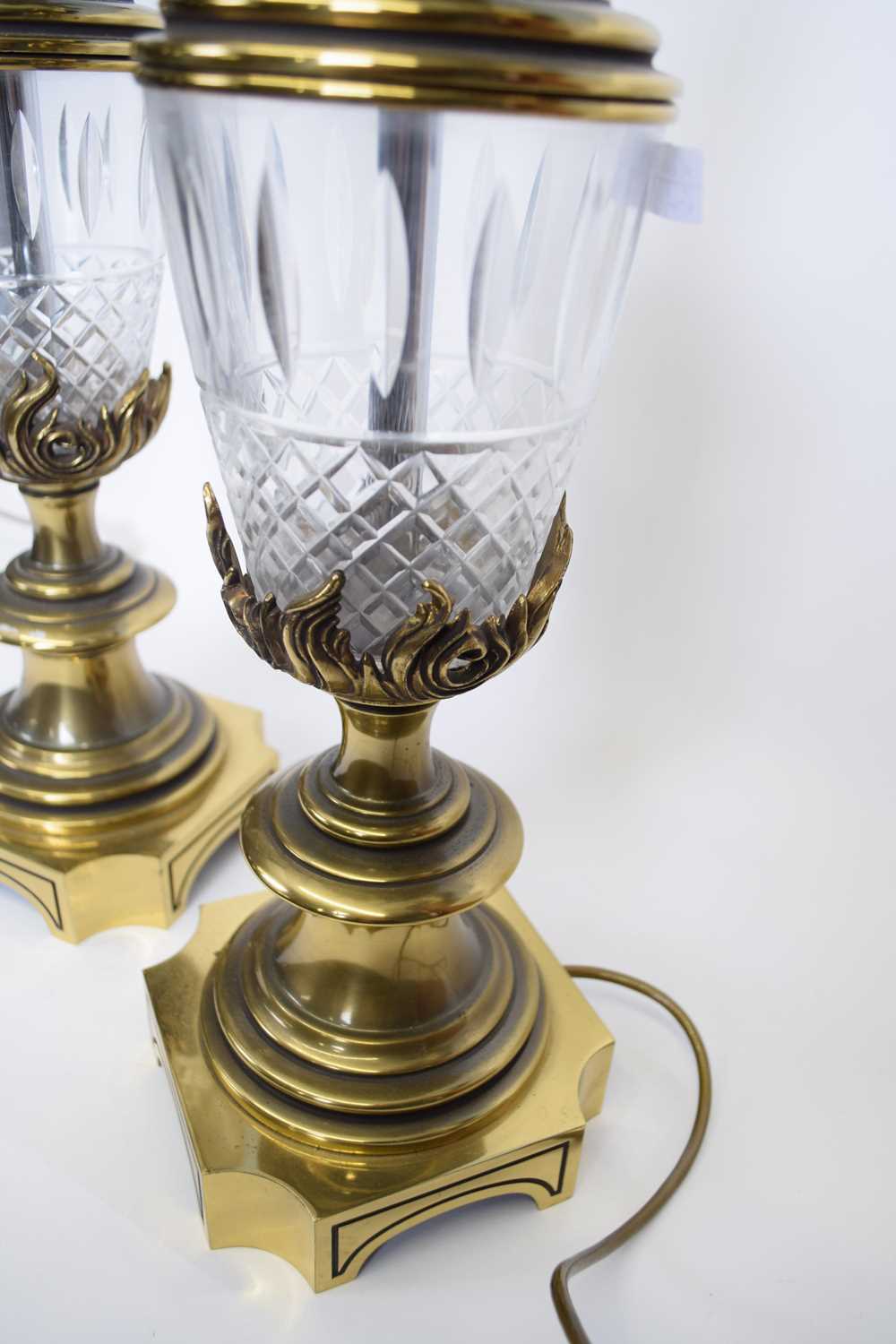 Two impressive brass table lamps with cut glass reservoirs, the lamps 68cm high (2) - Image 3 of 3