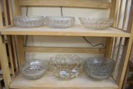 QUANTITY OF GLASS FRUIT BOWLS