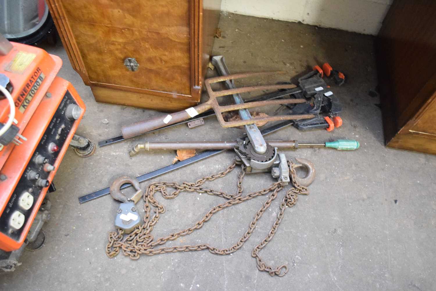 MIXED LOT VARIOUS TOOLS, LIFTING CHAIN ETC