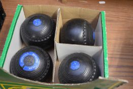 SET OF LAWN BOWLS