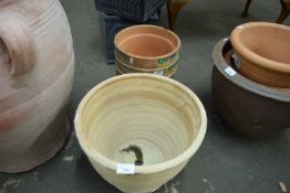 LARGE MODERN TERRACOTTA PLANT POT TOGETHER WITH FOUR AS NEW TERRACOTTA PLANT POTS (5)