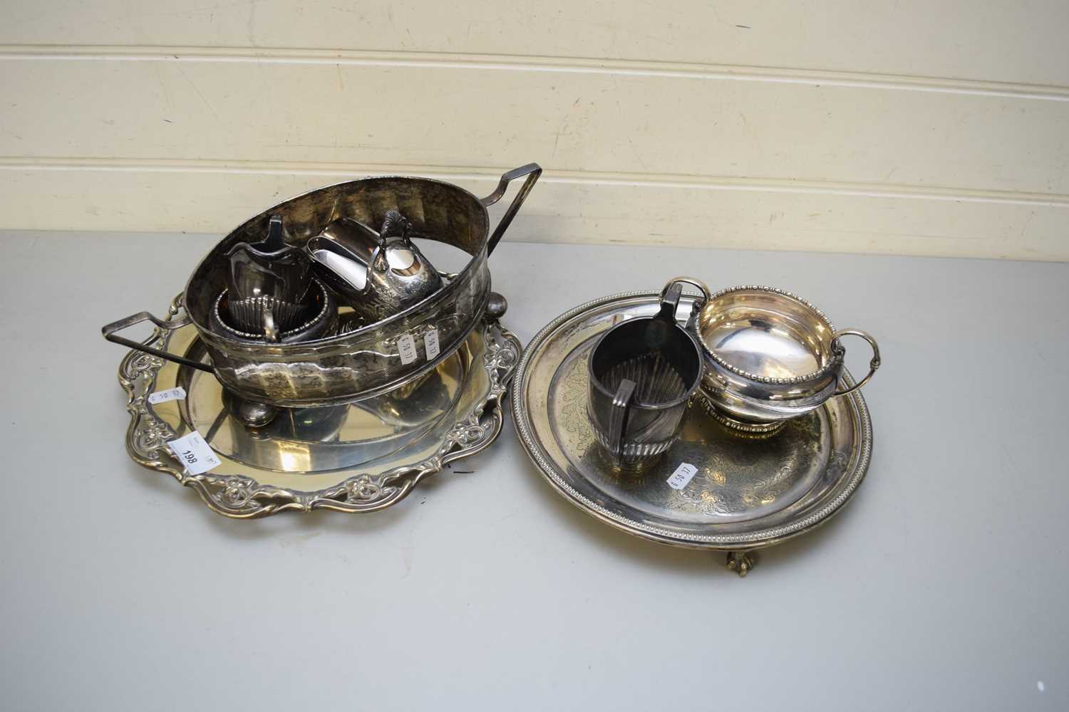 MIXED LOT: VARIOUS SILVER PLATED WARES TO INCLUDE TEA WARES, TRAYS, ETC