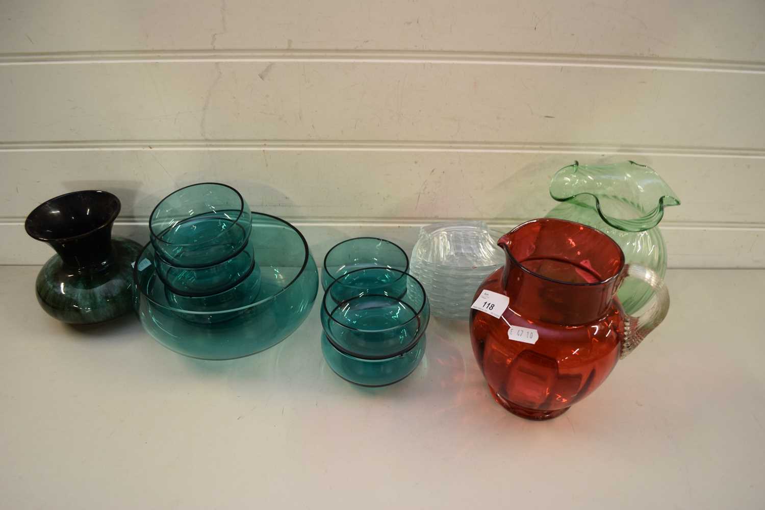 MIXED LOT OF GLASS WARES TO INCLUDE TURQUOISE FINGER BOWLS, CRANBERRY GLASS JUG AND OTHER ITEMS