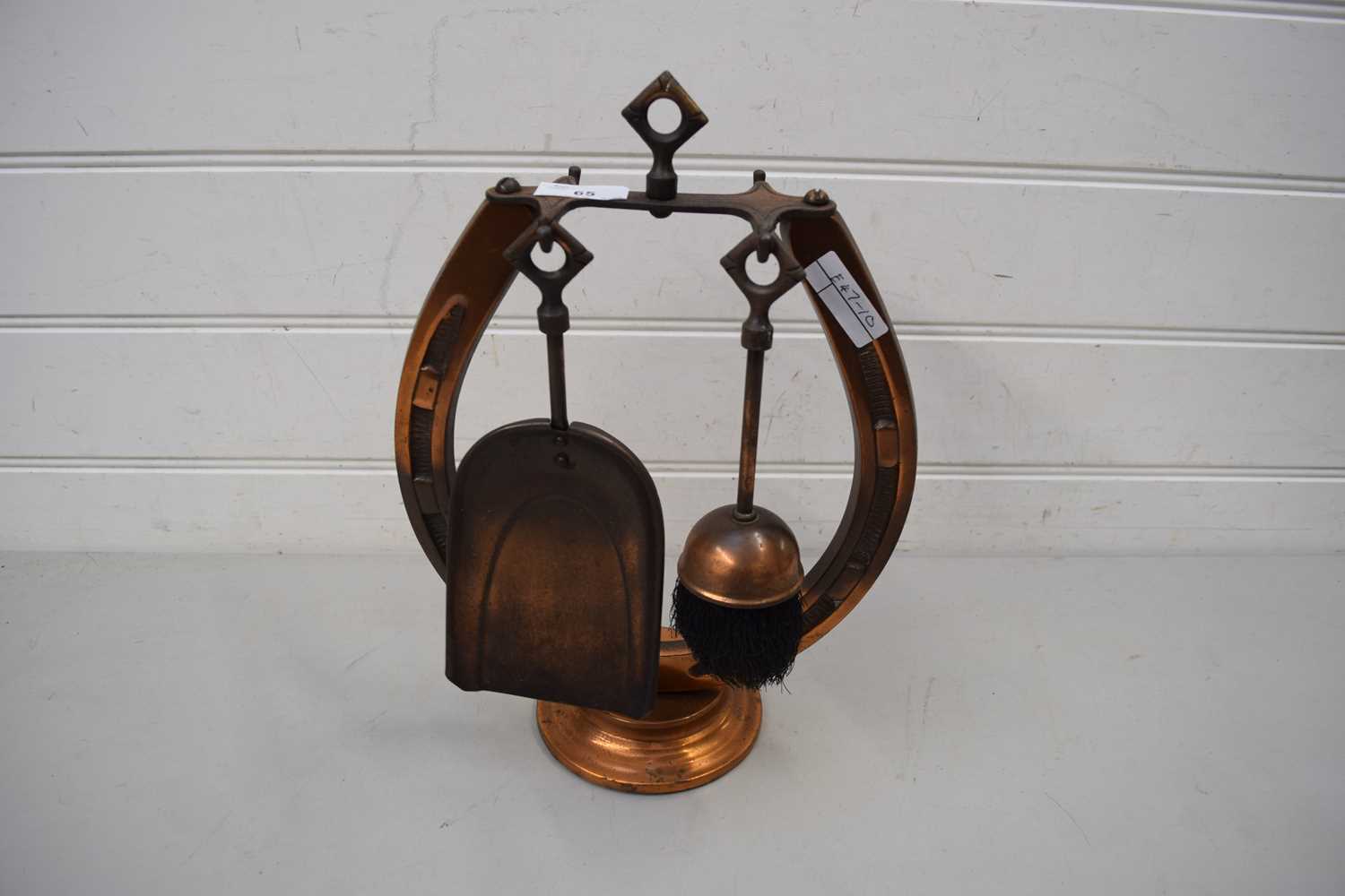 COPPER FIRE TOOL STAND FORMED AS A HORSESHOE