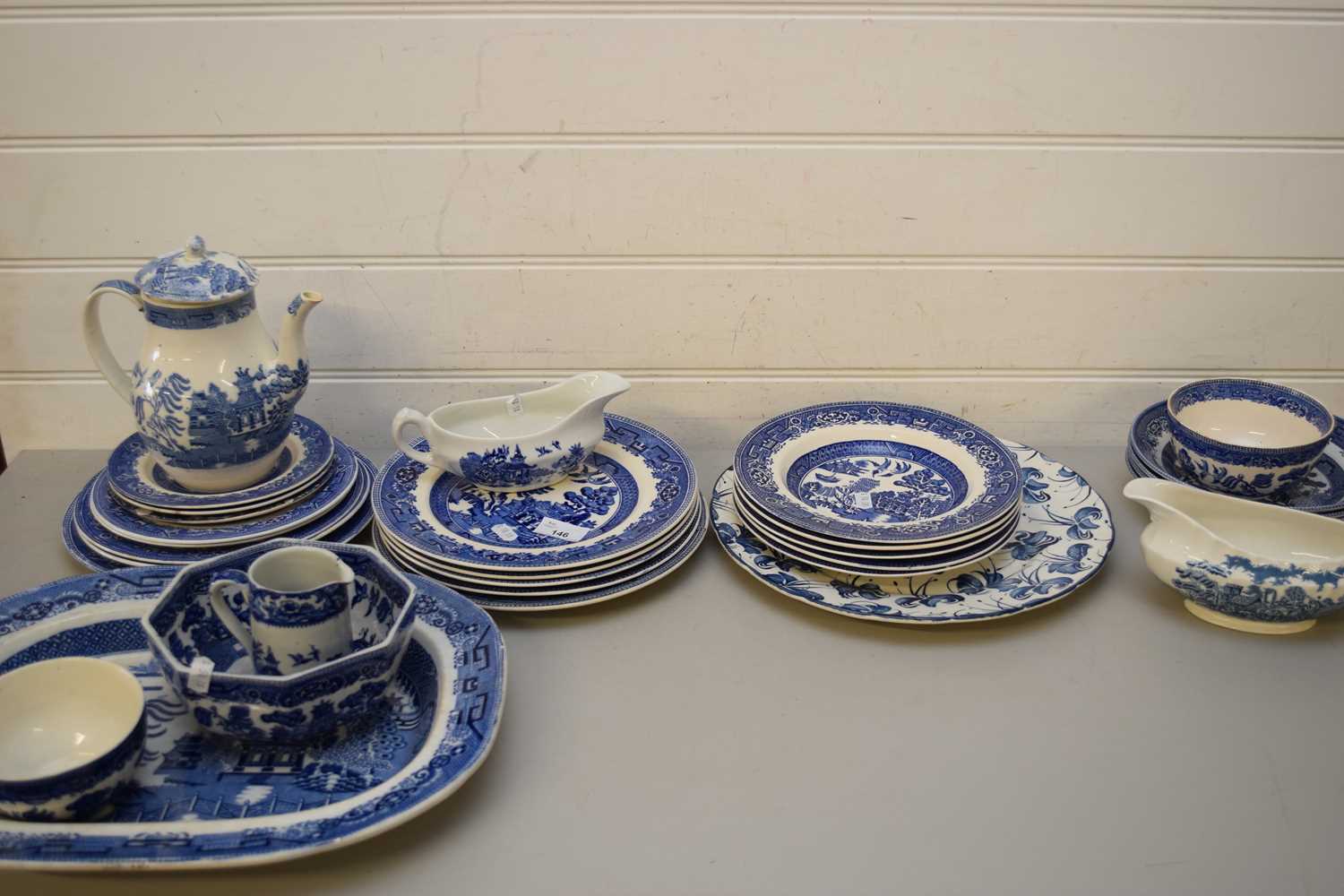 MIXED LOT BLUE AND WHITE CHINA WARES TO INCLUDE VICTORIAN WILLOW PATTERN MEAT PLATE, WILLOW