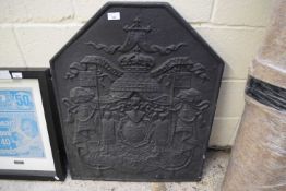 LARGE CAST IRON FIRE BACK DECORATED WITH HERALDIC DETAIL, 80CM HIGH