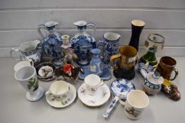 MIXED LOT OF CERAMICS AND GLASS TO INCLUDE ROYAL DOULTON TANKARD, MODERN DELFT JUGS, WEDGWOOD