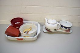 MIXED LOT CERAMICS AND OTHER ITEMS TO INCLUDE A WEDGWOOD CANTATA PATTERN TEA POT AND OTHER ITEMS