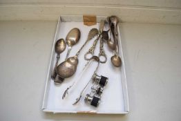 MIXED LOT SILVER PLATED WARES TO INCLUDE GRAPE SHEARS, SUGAR TONGS, SMALL OPERA GLASSES, CUTLERY