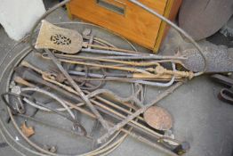 MIXED LOT VARIOUS ASSORTED IRON TOOLS AND IMPLEMENTS TO INCLUDE FIRE TOOLS, DIBBER, POT STANDS ETC