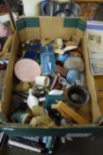 BOX OF MIXED ITEMS TO INCLUDE COUNTER BELL, SMALL VASES, DUCK ORNAMENTS AND OTHER ITEMS