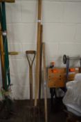 QUANTITY OF GARDEN TOOLS TO INCLUDE HOES, SPIRIT LEVELS, FORK ETC