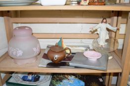 MIXED LOT TO INCLUDE A MODEL OF JESUS CHRIST, FROSTED GLASS LIGHT SHADE AND OTHER ITEMS