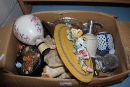 BOX OF HOUSEHOLD CERAMICS, TABLE LAMP, SMALL PICTURES, GLASS TRAYS ETC