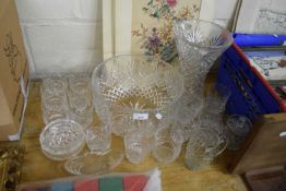 VARIOUS CLEAR GLASS WARES TO INCLUDE LARGE VASE, BOWL, DRINKING GLASSES ETC