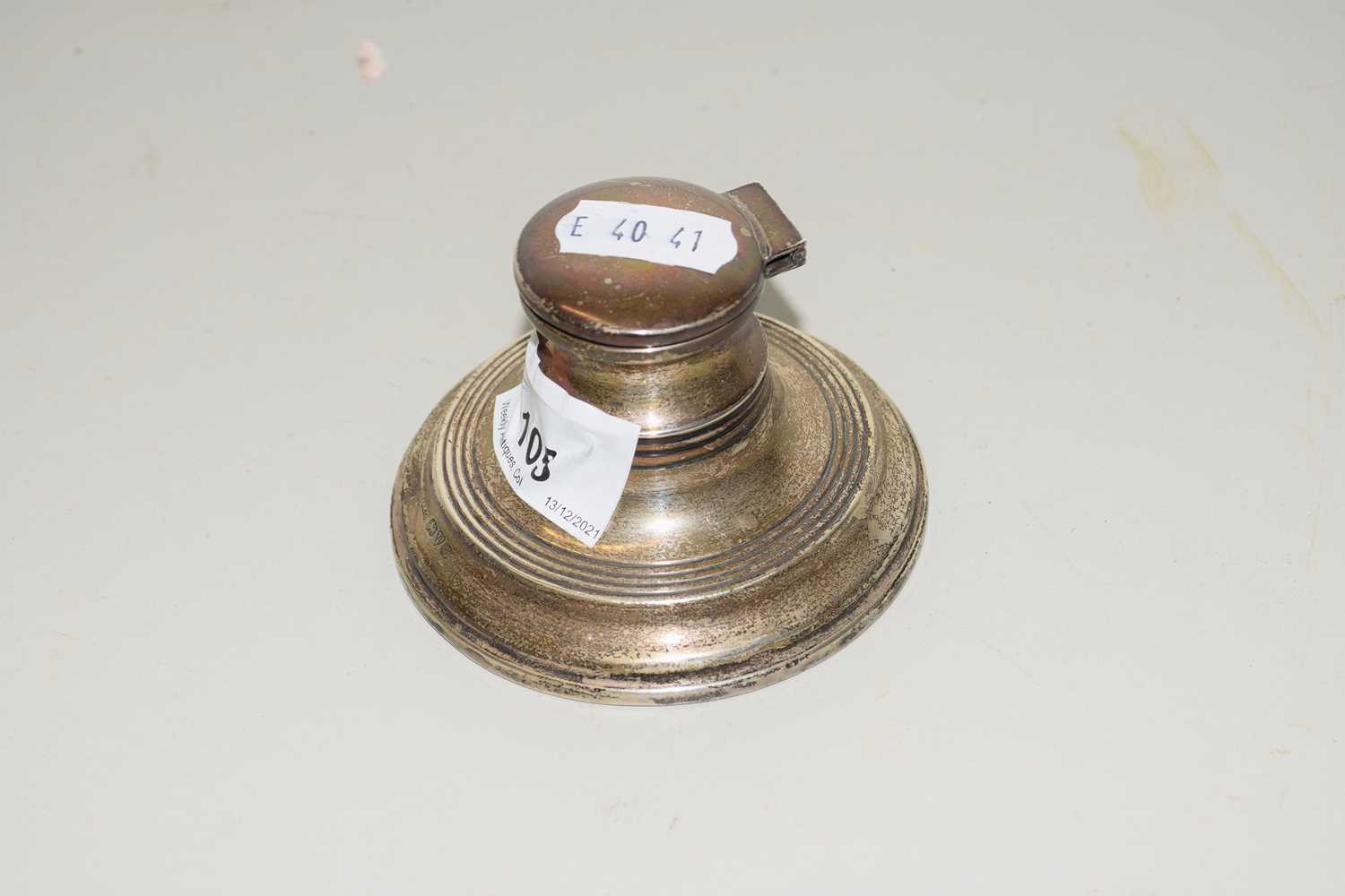 SMALL SILVER MOUNTED INK WELL OF CIRCULAR FORM BEARING CHESTER HALLMARK
