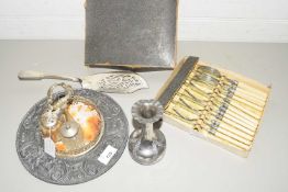 MIXED LOT DECORATED PEWTER PLATE, CASE OF FISH CUTLERY, SILVER PLATED FISH SERVER AND A SMALL CRUET