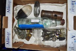 BOX OF MIXED ITEMS TO INCLUDE A SHIP IN A BOTTLE, HIP FLASK, VARIOUS VINTAGE KEYS ETC