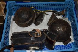 BOX OF MIXED ITEMS TO INCLUDE VINTAGE ALARM BELL, A COWLEY LEVEL AND OTHER ITEMS