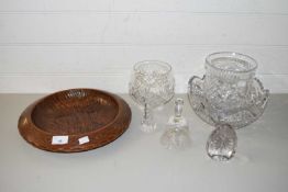 MIXED LOT: VARIOUS CUT GLASS BOWLS AND VASES AND A WOODEN FRUIT BOWL