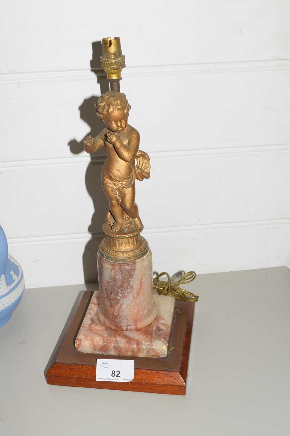 EARLY 20TH CENTURY TABLE LAMP, THE BASE FORMED AS A SPELTER CHERUB ON A MARBLE PLINTH