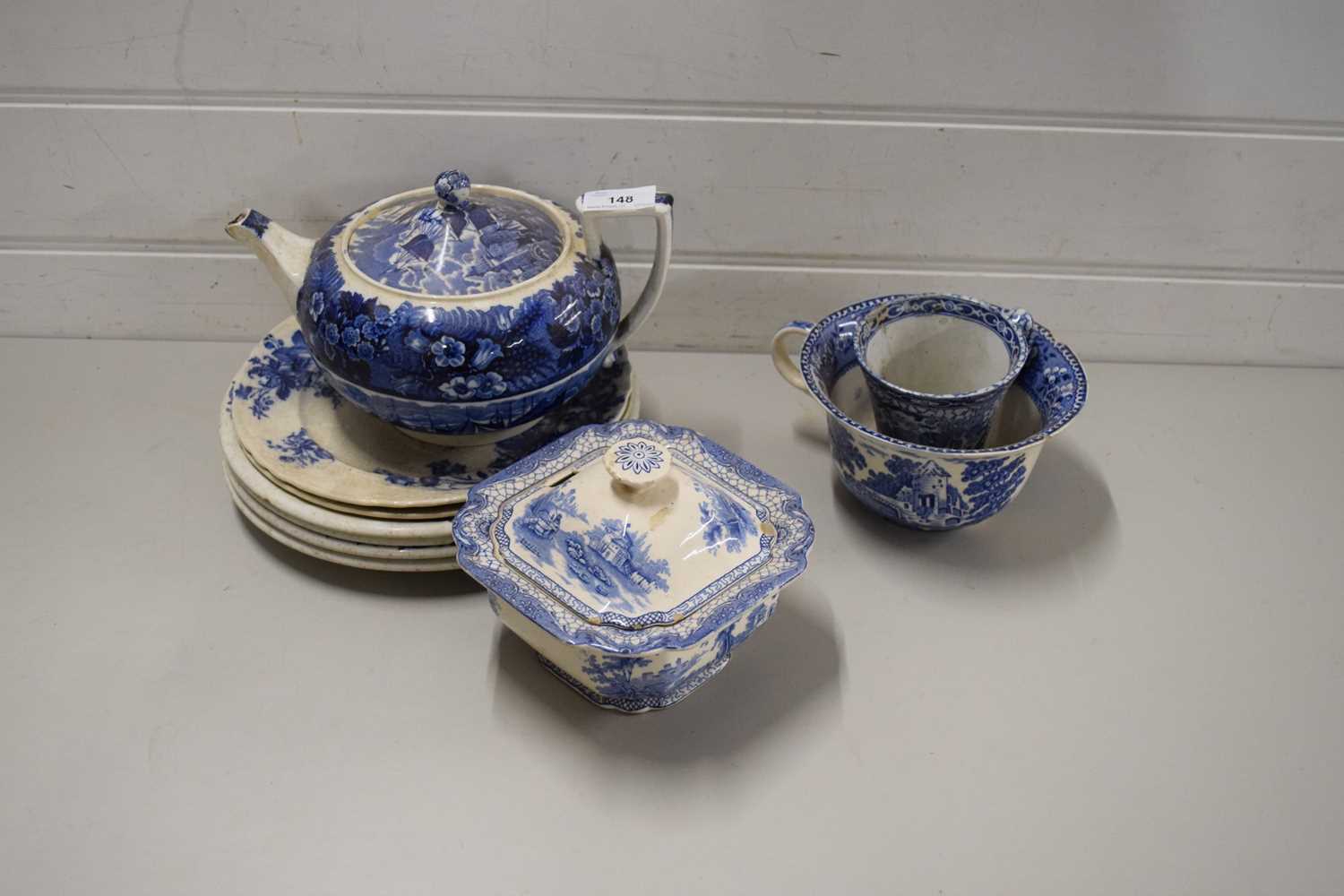 MIXED LOT VARIOUS BLUE AND WHITE CERAMICS TO INCLUDE A WEDGWOOD TEA POT