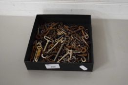 BOX CONTAINING VINTAGE KEYS