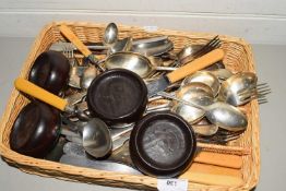 WICKER TRAY CONTAINING MIXED CUTLERY