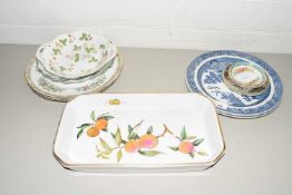 MIXED LOT CERAMICS TO INCLUDE WEDGWOOD WILD STRAWBERRY DISH, ROYAL WORCESTER EVESHAM SERVING DISH,