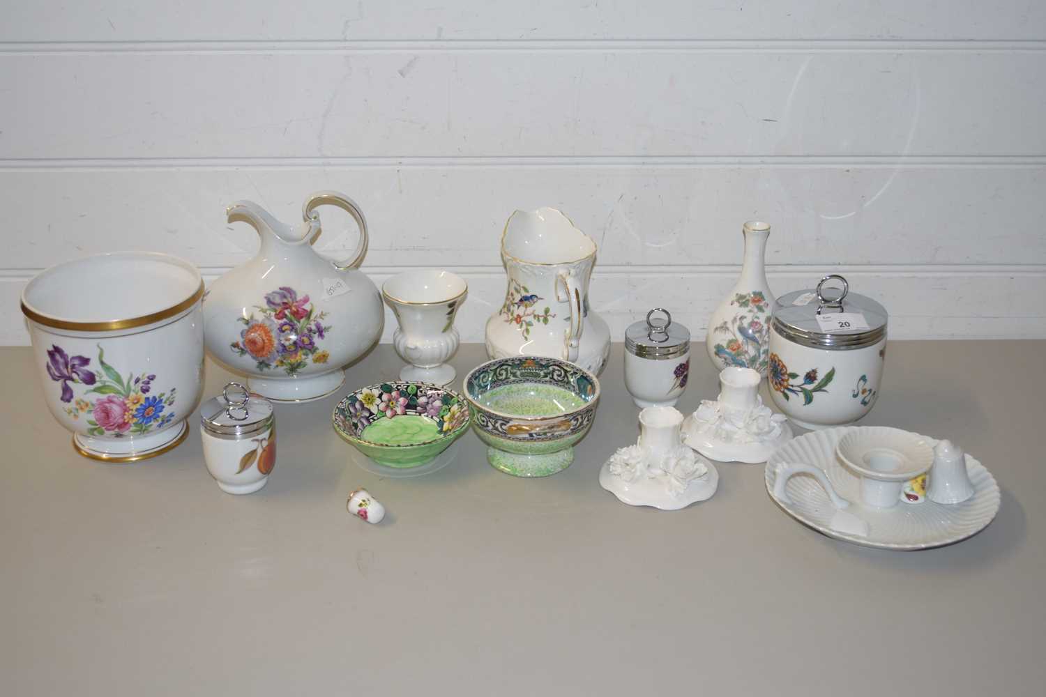 MIXED LOT CERAMICS TO INCLUDE CROWN STAFFORDSHIRE CANDLESTICKS, JARDINIERE, AYNSLEY PEMBROKE JUG,