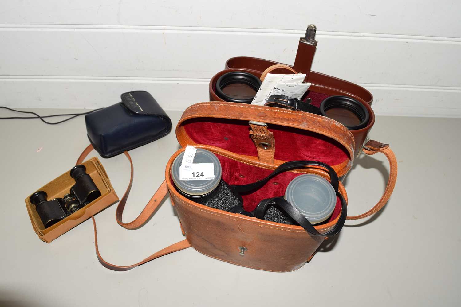 MIXED LOT COMPRISING A PAIR OF CARL ZEISS JENA 10X50 BINOCULARS, A FURTHER PAIR OF TRIEDER MINIATURE